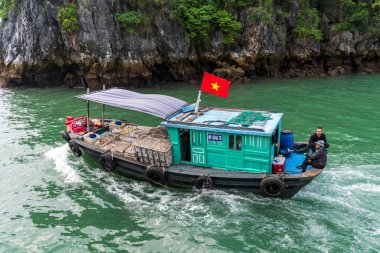 Lan Ha Körfezi, Vietnam - 27 Nisan 2024: Yerel halk Lan Ha Körfezi, Vietnam 'da mal taşıyor