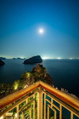 Lan Ha Körfezi 'nin gece manzarası lüks otel balkonundan Cat Ba Adası, Vietnam.