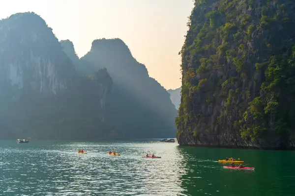 Lan Ha Bay, Vietnam 'da kayak yaparken..
