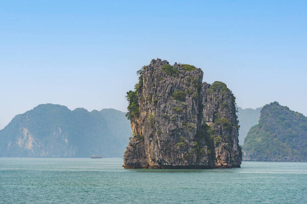 Остров Лаймстоун в заливе Лан Ха, Вьетнам.