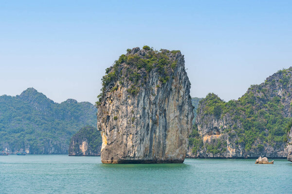 Остров Лаймстоун в заливе Лан Ха, Вьетнам.