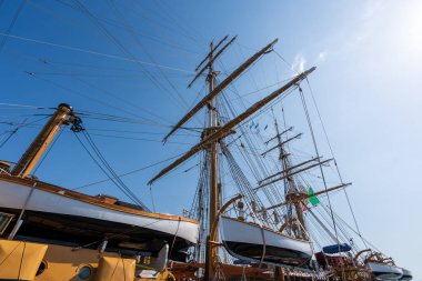 DARWIN, AUSTRALIA - 06 OCT 2024: İtalyan eğitim gemisi Amerigo Vespucci, 2024 dünya turu sırasında Darwin 'deki Fort Hill rıhtımına yanaştı.