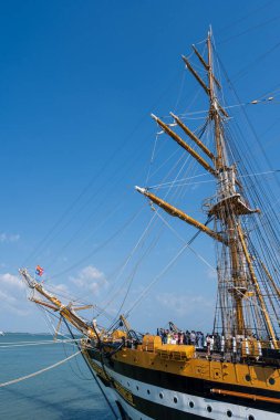DARWIN, AUSTRALIA - 06 OCT 2024: İtalyan eğitim gemisi Amerigo Vespucci, 2024 dünya turu sırasında Darwin 'deki Fort Hill rıhtımına yanaştı.