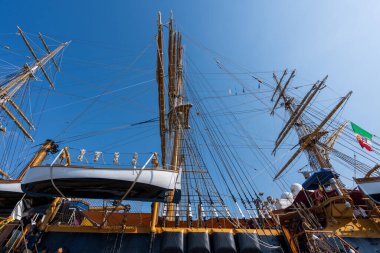 DARWIN, AUSTRALIA - 06 OCT 2024: İtalyan eğitim gemisi Amerigo Vespucci, 2024 dünya turu sırasında Darwin 'deki Fort Hill rıhtımına yanaştı.