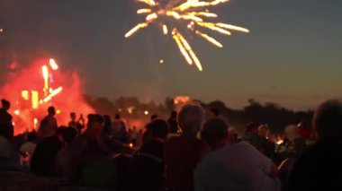 DARWIN, AUSTRALIA - 01 HAZİRAN 2024: Mindil Beach, Darwin 'deki 2024 Bölge Günü etkinliğinde havai fişeklerin keyfini çıkaran bölge sakinleri.
