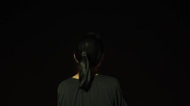 2024 Bölge Günü 'nde Darwin, Mindil Plajı' nda havai fişeklerin keyfini çıkaran genç Asyalı kadın..