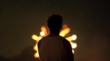 DARWIN, AUSTRALIA - 01 JUL 2024: Mindil Beach, Darwin 'deki 2024 Bölge Günü etkinliğinde tek başına havai fişekleri izleyen bir adam.