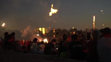 DARWIN, AUSTRALIA - 01 HAZİRAN 2024: Mindil Beach, Darwin 'deki 2024 Bölge Günü etkinliğinde havai fişeklerin keyfini çıkaran bölge sakinleri.