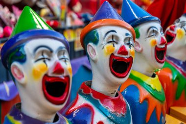 Darwin 'deki Yunan Glenti festivalinde renkli karnaval soytarıları.