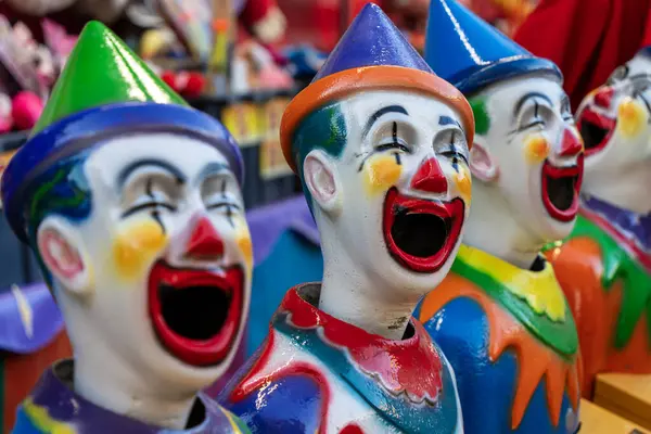 Darwin 'deki Yunan Glenti festivalinde renkli karnaval soytarıları.