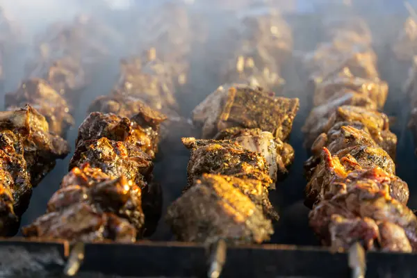 Darwin 'deki Yunan Glenti festivalinde Lamb souvlaki ızgarası.