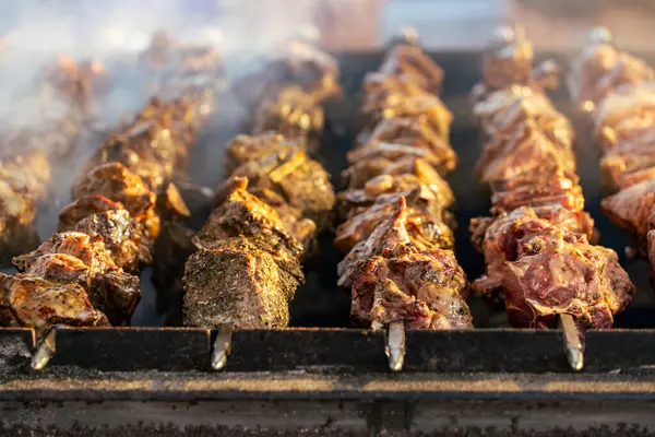 Darwin 'deki Yunan Glenti festivalinde Lamb souvlaki ızgarası.