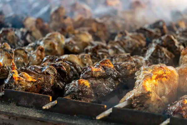 Darwin 'deki Yunan Glenti festivalinde Lamb souvlaki ızgarası.