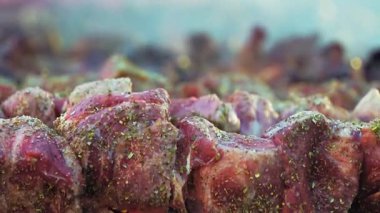 Darwin 'deki Yunan Glenti festivalinde Lamb souvlaki ızgarası.