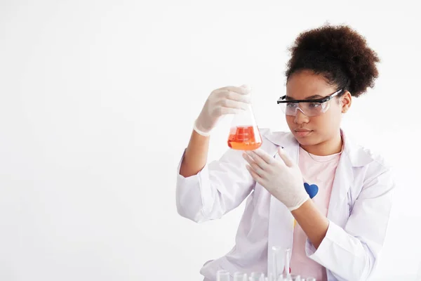 笑顔アフリカの黒の女の子の学生は 化学と科学のための研究とテストです 彼女は学校の実験室で実験している 教育と知識の概念 — ストック写真