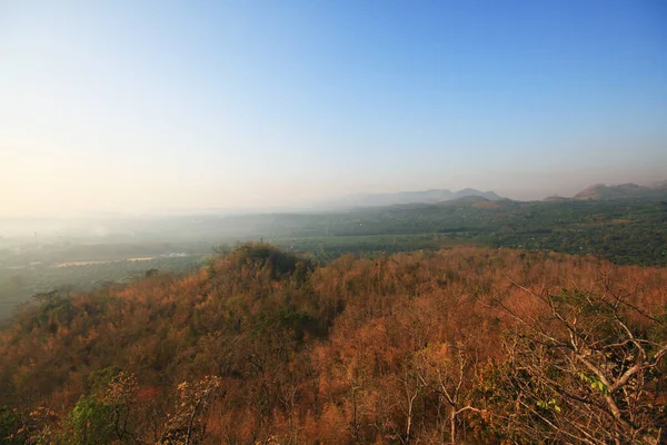 渓谷の山のジャングルの中で霧と霧に輝く黄金の日の出と日没の目的地と楽園 タイの丘の部族の村の空中ビュー — ストック写真