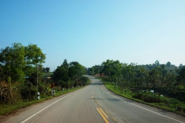 Dağ ve orman tepesindeki kavis yolu, Tayland 'daki köy yolu.