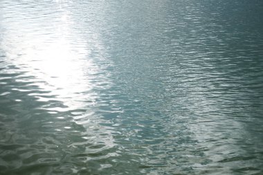 Güzel Siluet 'in ve gün batımının varış noktası nehir yüzeyine yansıyan ışık ve nehirde parlayan dalgalar. su arkaplanı