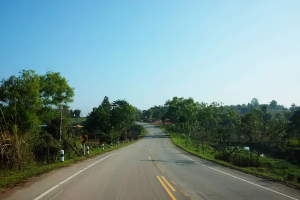 Dağ ve orman tepesindeki kavis yolu, Tayland 'daki köy yolu.
