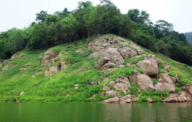 Tropikal yağmur ormanları ve Tayland 'da vahşi ormanları olan güzel bir nehir manzarası. 