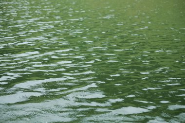 Güzel Siluet 'in ve gün batımının varış noktası nehir yüzeyine yansıyan ışık ve nehirde parlayan dalgalar. su arkaplanı