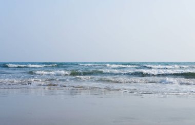 Cennette Horizon 'un güzel yazı tropikal deniz manzarası ve sakin okyanustaki turkuaz su cenneti. Kumsalda ve kumsalda mutluluk