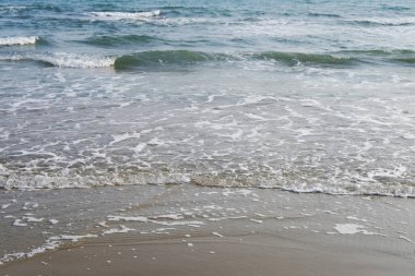 Kumda ve sahilde sünger, Tayland Denizi 'nde güneş ışığı ve gün batımı. Yazın doğa, tatil ve tatil için umut dolu.