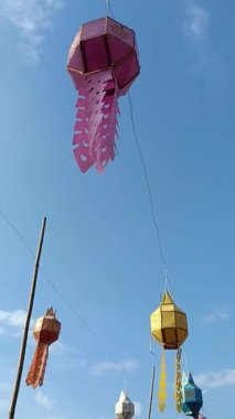 Renkli Tung Bayrağı Kafe 'nin dışında dekore edildi. Lanna bayrağının fener kültürü Kuzey Tayland 'da yaygın bir inanıştır.