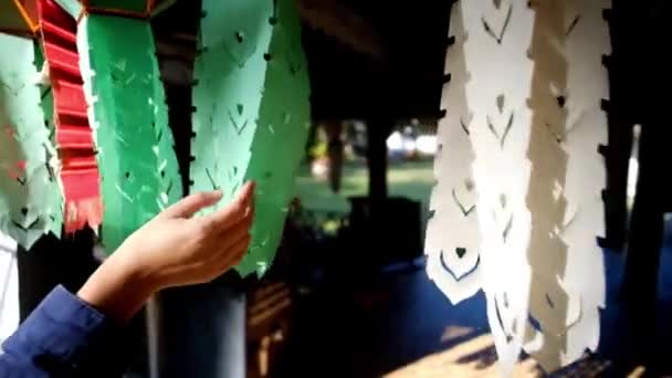 Gesloten Vrouw Hand Zacht Aanraken Kleurrijke Tung Lanna Versierd Tempel — Stockvideo