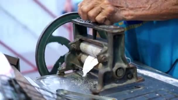 閉鎖されたアジアの売り手の老人はタイのストリートフードでグリルされたイカのスラブを作るためにドライイカを粉砕するヴィンテージを使用しています — ストック動画