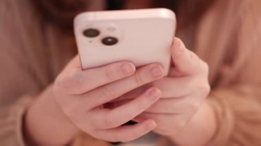 Kadın eli internetteki sosyal medyayı arıyor ve akıllı telefonuyla online alışveriş yapıyor. Teknoloji ve bağlantı gelecek kavramı