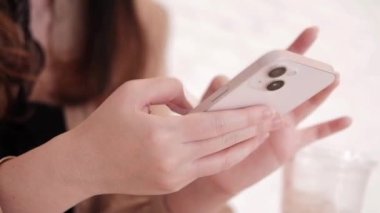 Kadın eli internetteki sosyal medyayı arıyor ve akıllı telefonuyla online alışveriş yapıyor. Teknoloji ve bağlantı gelecek kavramı