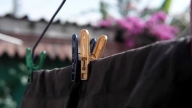 Renkli elbise klipsleri ve çamaşır askısı dışarıda asılı.