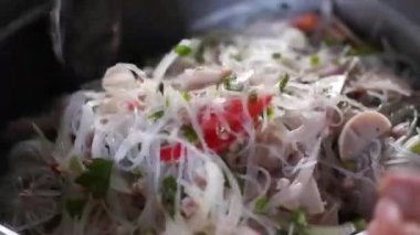 Baharatlı salata, cam şehriye ve domuz sosisi için ev yapımı yemek. Tayland Yemeği