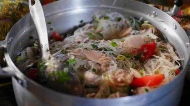 Baharatlı salata, cam şehriye ve domuz sosisi için ev yapımı yemek. Tayland Yemeği