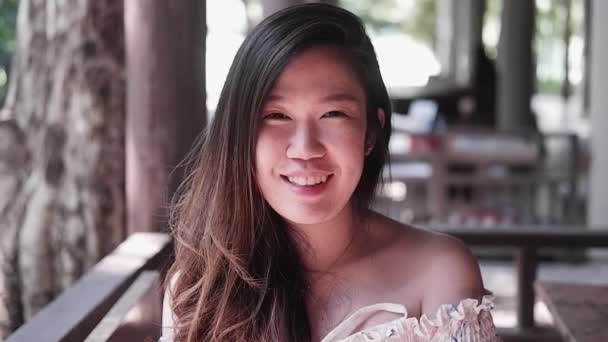 Cerrado Asiático Joven Mujer Cara Sonriente Feliz Luz Natural Del — Vídeo de stock
