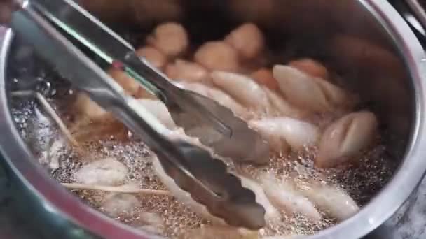 Fechado Mãos Comerciantes Asiáticos Frito Almôndegas Uma Panela Óleo Fervente — Vídeo de Stock