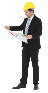 Yakışıklı ve zeki bir mühendis ya da siyah takım elbiseli bir mimar. Sarı güvenlik mühendisi şapkası takıyor. Elinde inşaat kağıtları ve beyaz arka planda izole edilmiş ciddi bir işi var.