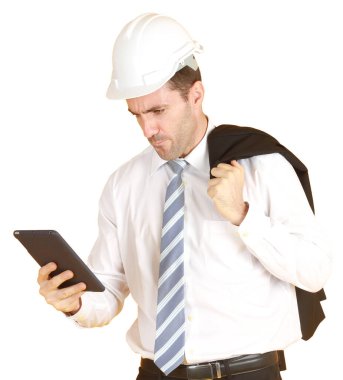 Beyaz gömlekli yakışıklı ve zeki bir mühendis ve beyaz arka planda izole edilmiş akıllı telefon ya da tablet elinde beyaz güvenlik mühendisi şapkası takıyor.