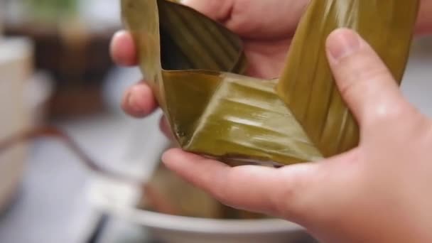 Sevřená Ruka Asijské Ženy Dušený Kokosový Krém Sladkým Kokosem Plněným — Stock video