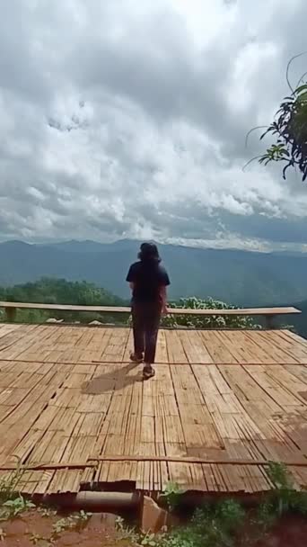 Azjatka Jest Szczęśliwa Wolność Podniesionymi Rękami Góry Przyrody Drewnianym Tarasie — Wideo stockowe