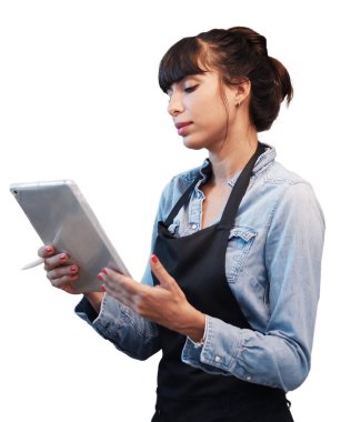 Gülümseyen Kafkasyalı genç barista kadın önlük giyiyor ve beyaz arka planda izole edilmiş tablete müşteriler için online sipariş ve menü yazıyor.