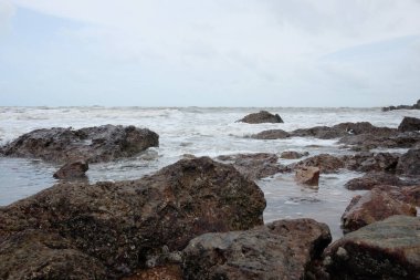 Rocky sahil şeridinin güzel manzarası ve Tayland 'da gökyüzünde bulut fırtınası. Deniz manzarası konsepti.