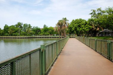 Tayland 'da park ve bahçedeki gölde çimento köprüsü geçidi