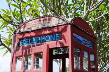 Tayland 'ın dış sokağındaki ahşap telefon kulübesi.