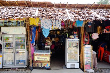 Kırsal kesimdeki sokak pazarındaki eski ahşap evdeki yerel hediyelik eşya dükkanı. Tayland 'da yerel giyim mağazası