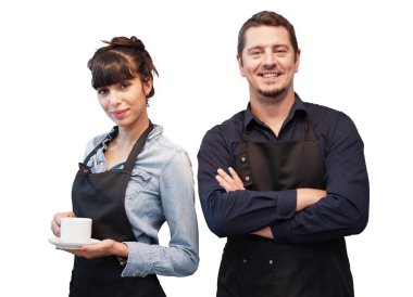 Gülümseyen Kafkasyalı barista çifti aşk ortaklığı önlük takıyor ve beyaz arka planda Clipping Path ile izole edilmiş bir fincan sıcak kahve portresi tutuyor. Küçük kafe için başla