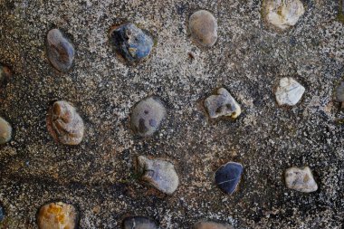 Kirli kırsal ve eski grunge beton duvar. Taş ve beton duvar, gömülü taş yüzey duvarı arkaplanındaki deseni dekore et