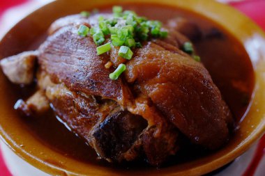 Buharda Çin çöreğiyle domuz buğulaması. Tayland 'da Asya yemekleri