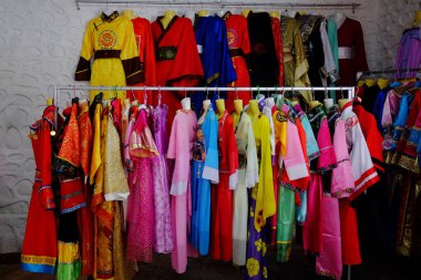 Mae Hong Son, Tayland - 07 Ekim 2018: Tayland 'da Çinli kostümleri kiralamak için turist alışverişi